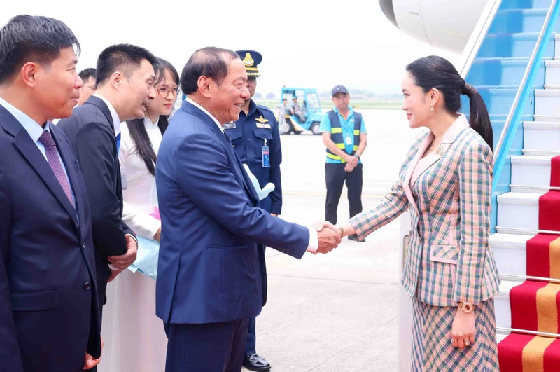 Bộ trưởng Văn hóa, Thể thao và Du lịch Nguyễn Văn Hùng đón Thủ tướng Thái Lan Paetongtarn Shinawatra tại Sân bay Quốc tế Nội Bài, Hà Nội. 