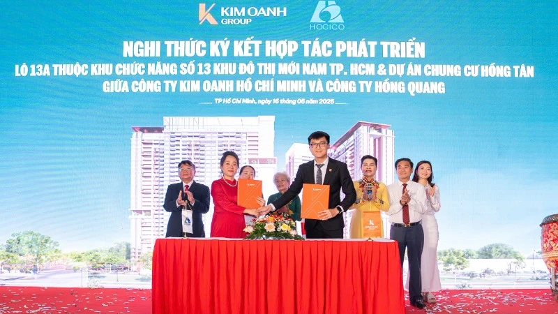 Bà Trương Thị Hồng Hà - Tổng Giám đốc Công ty cổ phần Xây dựng công trình và Đầu tư địa ốc Hồng Quang và ông Nguyễn Thái Hồ - Tổng Giám đốc Công ty cổ phần Xây dựng An Phước Bình Dương thực hiện nghi thức ký kết thi công hệ thống hạ tầng kỹ thuật tại Lô 13A thuộc khu chức năng số 13 khu đô thị mới nam Thành phố Hồ chí Minh.