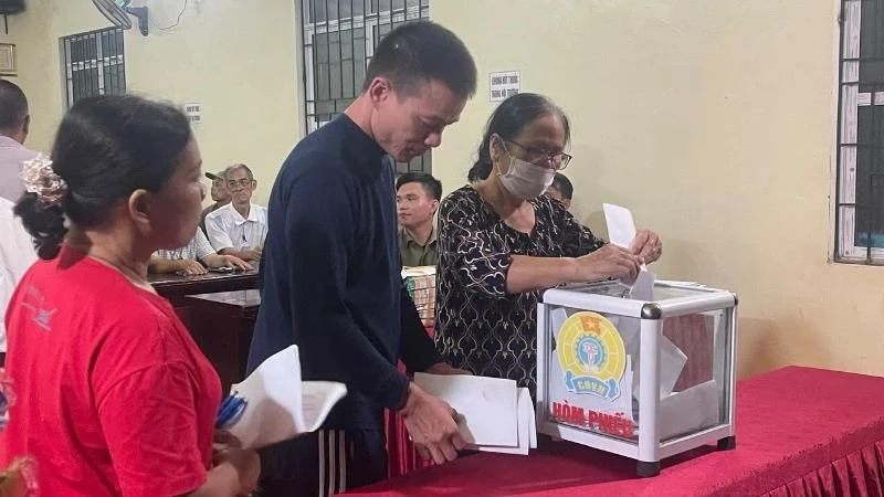 Cử tri huyện Chợ Đồn bỏ phiếu ý kiến đóng góp về đề án sắp xếp, sáp nhập, đổi tên thôn, tổ dân phố năm 2024. (Ảnh: NÔNG ĐUỔNG)