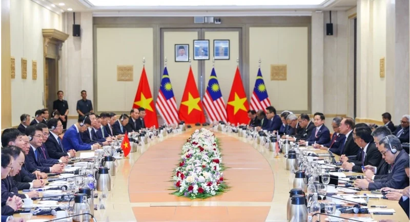 Quang cảnh cuộc hội đàm chính thức giữa Thủ tướng Phạm Minh Chính và Thủ tướng Malaysia Anwar Ibrahim. (Ảnh: NHẬT BẮC/VGP)