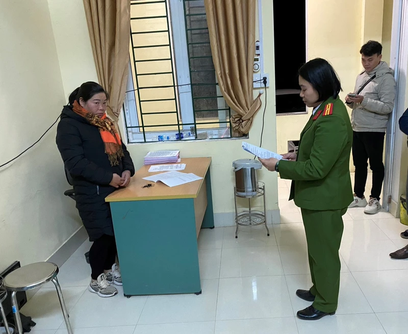 Cơ quan công an đọc lệnh bắt đối tượng Hoàng Thị Ngân.