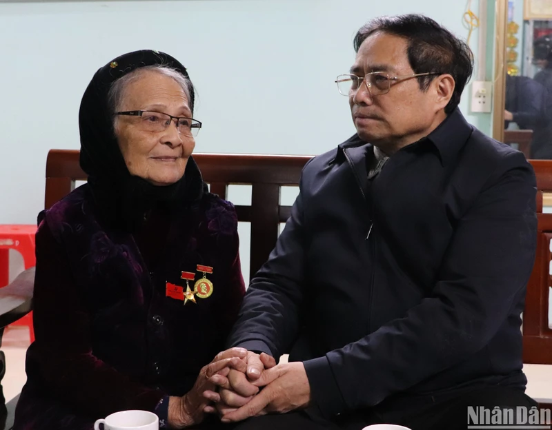 Thủ tướng Phạm Minh Chính thăm hỏi, tặng quà Mẹ Việt Nam Anh hùng Lâm Thị Mèn ở tổ 1, phường Hợp Giang, thành phố Cao Bằng (Cao Bằng).