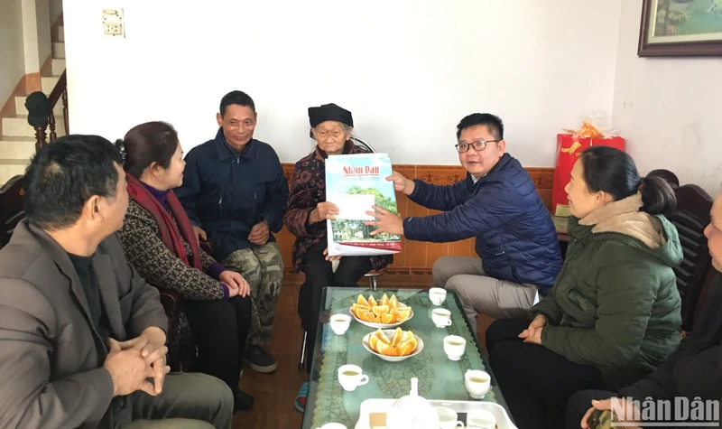 Văn phòng đại diện Báo Nhân Dân tại tỉnh Cao Bằng trao quà của Đảng ủy, Bộ Biên tập Báo Nhân Dân tặng Mẹ Việt Nam Anh hùng Ngô Thị Khuya, ở xã Vĩnh Quang, thành phố Cao Bằng.