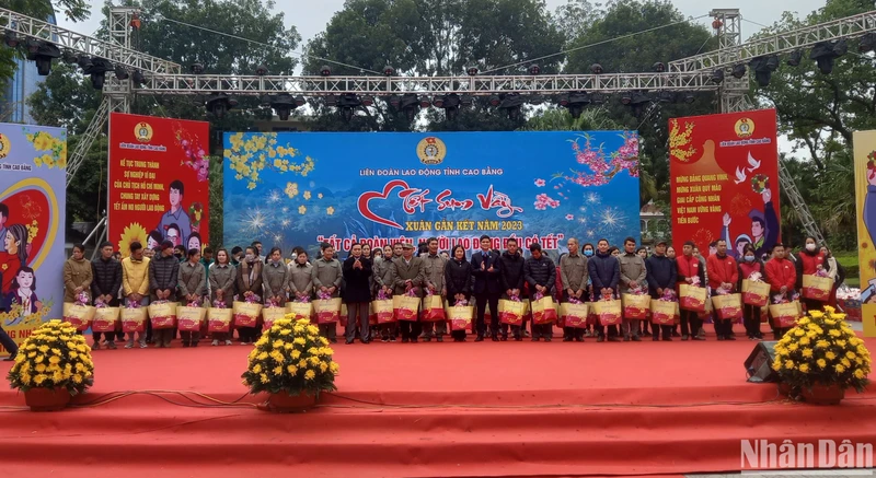 Lãnh đạo Tổng liên đoàn Lao động Việt Nam và Thường trực Tỉnh ủy Cao Bằng tặng quà Tết cho người lao động.