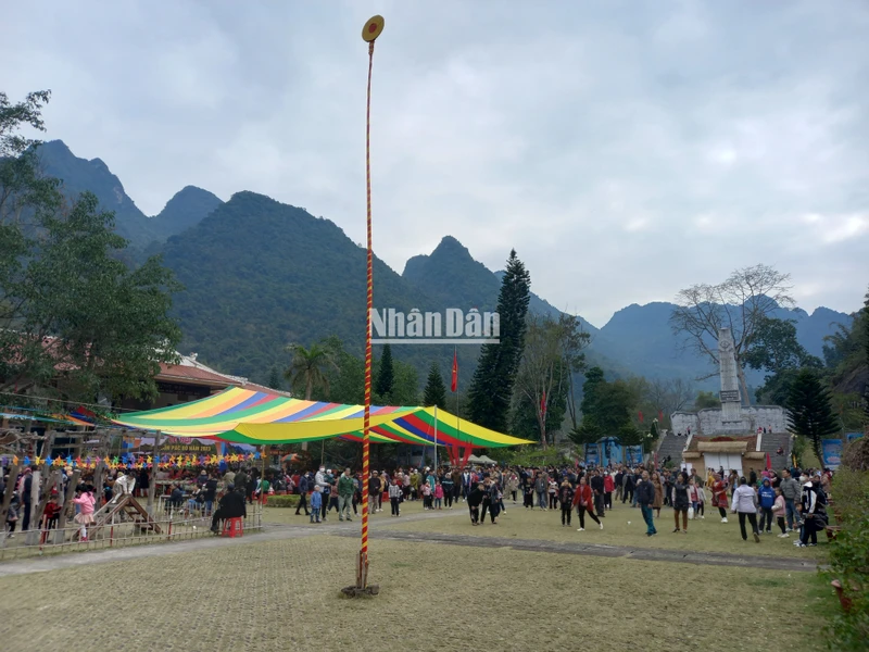 Thi tung còn, trúng được thưởng lì xì.