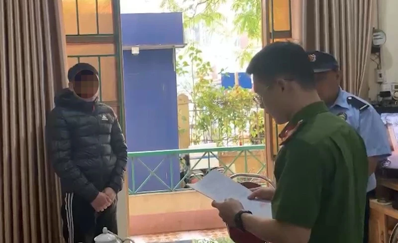 Cơ quan Công an thi hành lệnh bắt đối tượng vận chuyển động vật nguy cấp, quý hiếm. (Ảnh: Công an Cao Bằng)