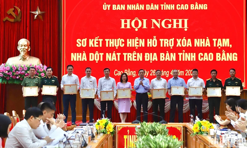 Đồng chí Triệu Đình Lê, Phó Bí thư Thường trực Tỉnh ủy, Chủ tịch Hội đồng nhân dân tỉnh Cao Bằng trao Bằng khen cho các tập thể.