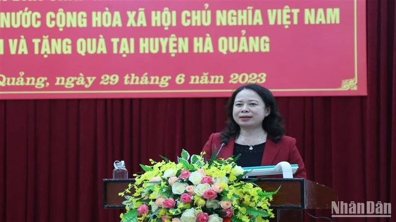 Đồng chí Võ Thị Ánh Xuân phát biểu ý kiến tại buổi làm việc với Ban Thường vụ Huyện ủy Hà Quảng, tỉnh Cao Bằng.