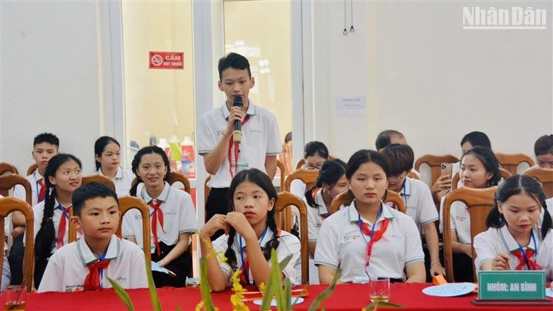 Trẻ em tỉnh Cao Bằng trình bày mong muốn tại Diễn đàn.