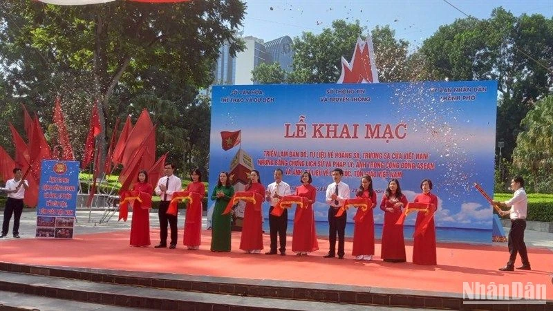 Các đại biểu cắt băng khai mạc triển lãm.