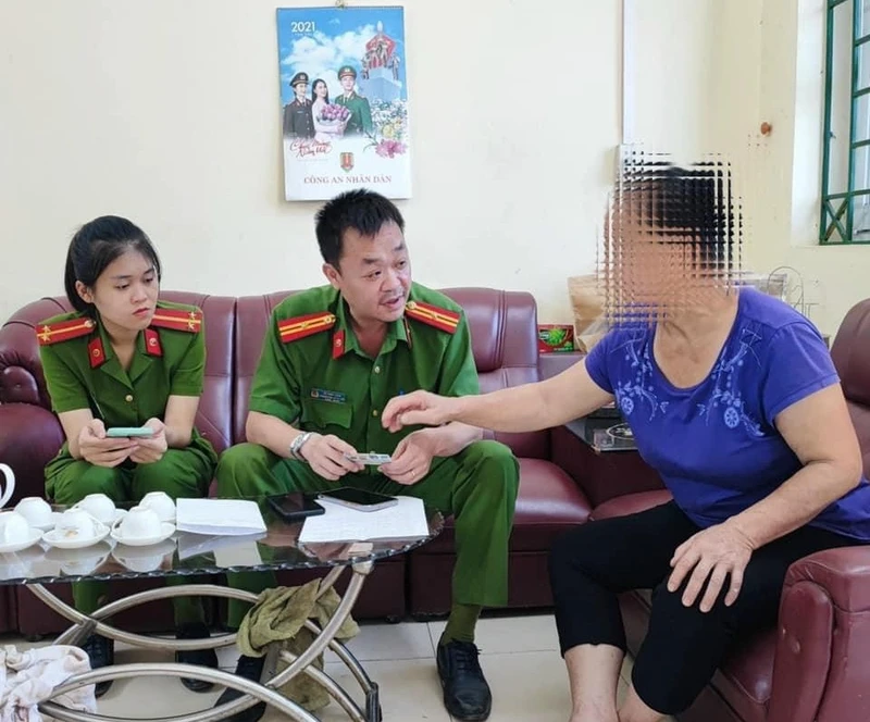 Công an thị trấn Bảo Lạc, huyện Bảo Lạc, tỉnh Cao Bằng phân tích thủ đoạn lừa đảo của tội phạm cho người dân. (Ảnh: Công an thị trấn Bảo Lạc)