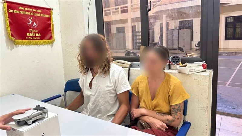 Hai du khách nước ngoài tại Công an thành phố Cao Bằng. (Ảnh: Công an tỉnh Cao Bằng)