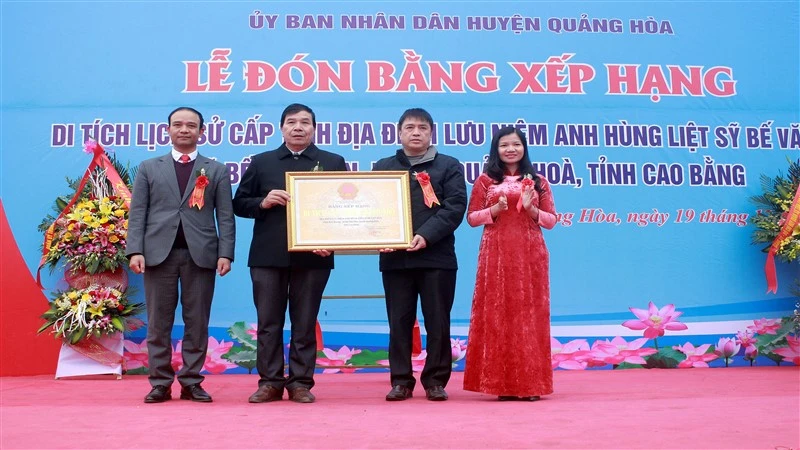 Lãnh đạo Ủy ban nhân dân huyện Quảng Hòa đón nhận Bằng công nhận Địa điểm lưu niệm Anh hùng liệt sĩ Bế Văn Đàn là di tích lịch sử cấp tỉnh.