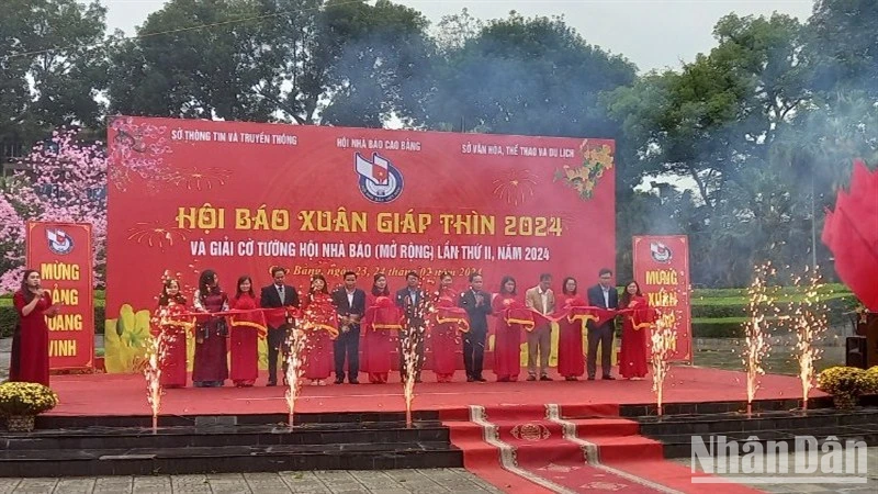 Các đại biểu cắt băng khai mạc Hội báo Xuân tỉnh Cao Bằng năm 2024.