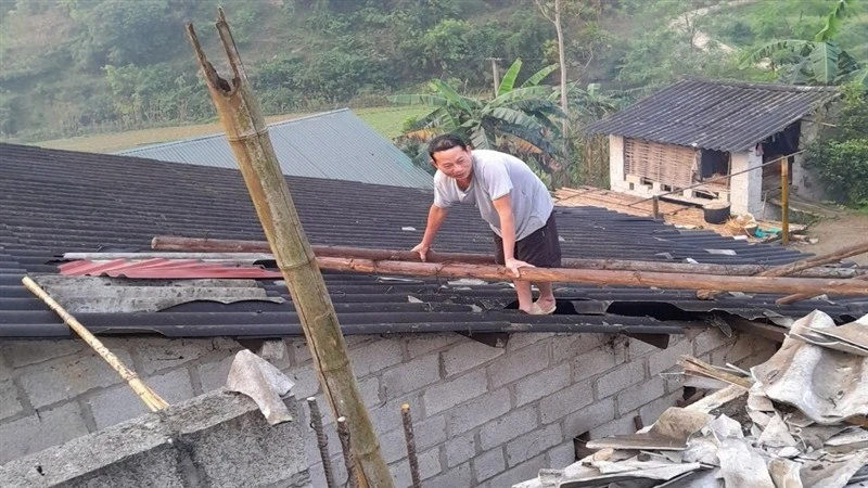 Người dân xã Thắng Lợi, huyện Hạ Lang, tỉnh Cao Bằng lợp lại mái nhà, ổn định cuộc sống.