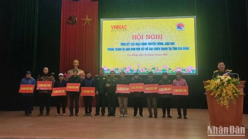 Trung tâm Hành động bom mìn quốc gia Việt Nam hỗ trợ gia đình nạn nhân bị tai nạn bom mìn tại tỉnh Cao Bằng.