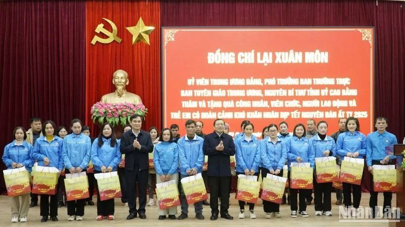 Đồng chí Lại Xuân Môn, Phó Trưởng Ban Thường trực Ban Tuyên giáo Trung ương tặng quà Tết cho công nhân viên chức, lao động hoàn cảnh khó khăn tại huyện Hà Quảng, tỉnh Cao Bằng.