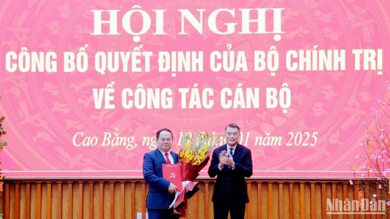 Đồng chí Lê Minh Hưng, Trưởng Ban Tổ chức Trung ương trao quyết định điều động, chỉ định đồng chí Quản Minh Cường giữ chức Bí thư Tỉnh ủy Cao Bằng.