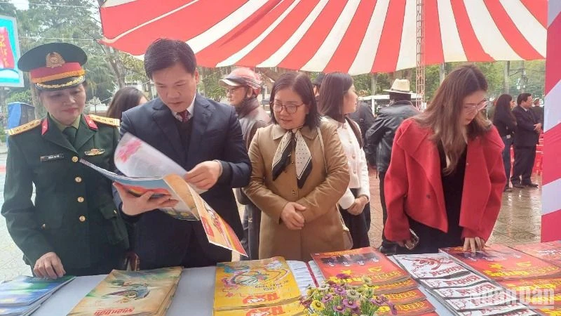 Đại biểu tỉnh Cao Bằng tham quan gian trưng bày báo Xuân.