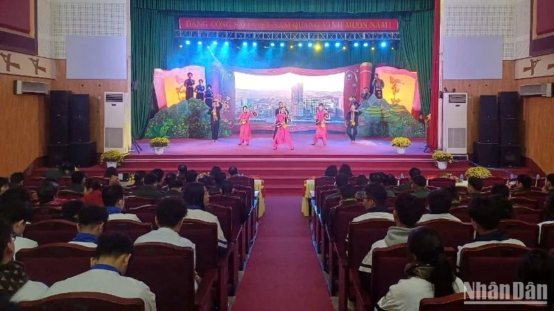 Ngày thơ Việt Nam tại tỉnh Cao Bằng có chủ đề “Tổ Quốc bay lên đón chào kỷ nguyên mới”.