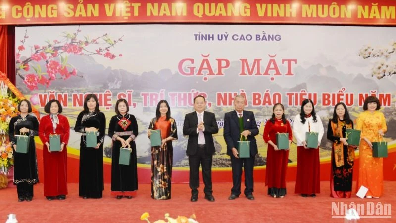 Lãnh đạo tỉnh Cao Bằng tặng quà văn nghệ sĩ, trí thức tiêu biểu.