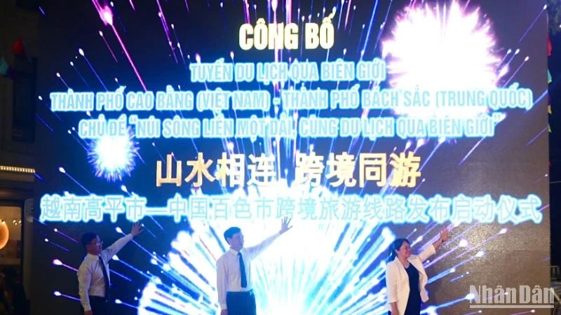 Các đại biểu khai trương tuyến du lịch "Núi sông liền một dải, cùng du lịch qua biên giới".