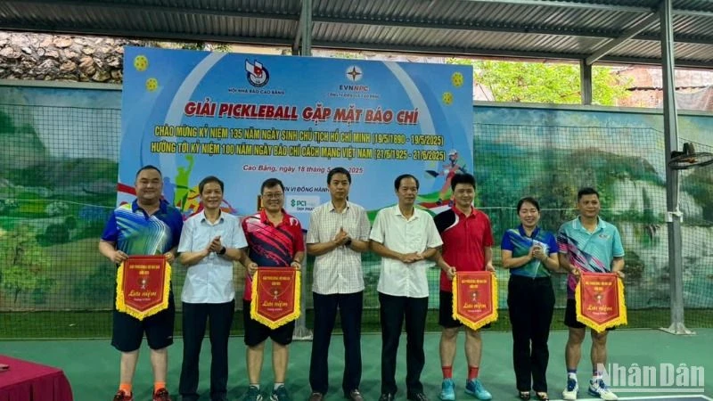 Ban tổ chức trao cờ lưu niệm cho các đội tham dự giải.