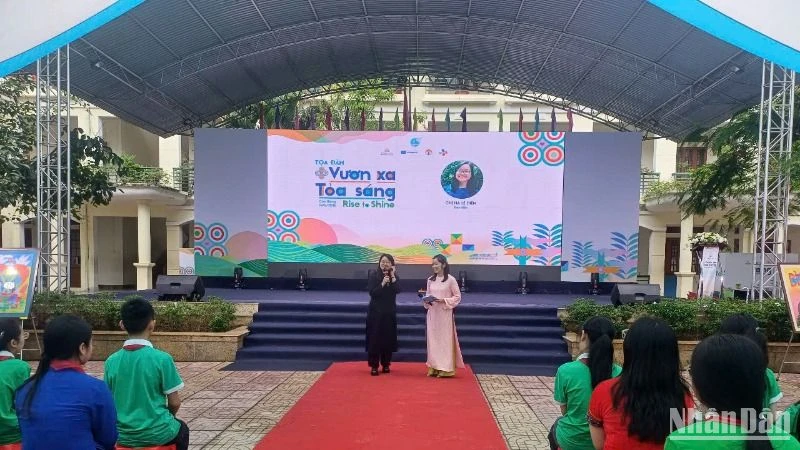Đạo diễn Hà Lệ Diễm giao lưu, trả lời câu hỏi của các em học sinh.