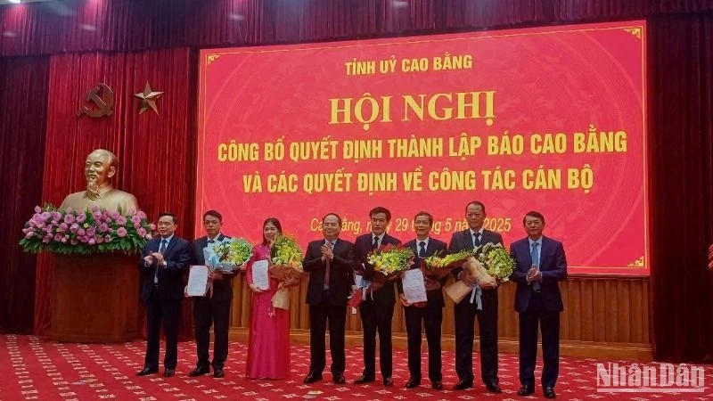 Lãnh đạo tỉnh Cao Bằng trao các quyết định bổ nhiệm lãnh đạo Báo Cao Bằng sau hợp nhất.