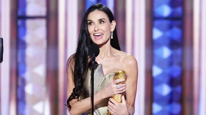 Khoảnh khắc Demi Moore nhận giải Quả cầu vàng 2025.