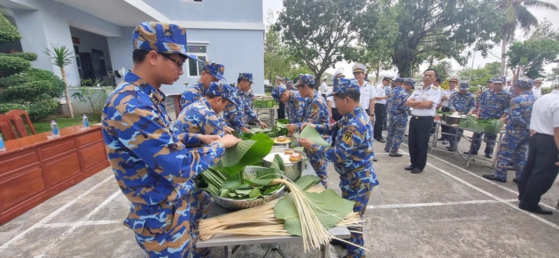 Các chiến sĩ lữ đoàn 162 gói bánh chưng chuẩn bị đón Tết.