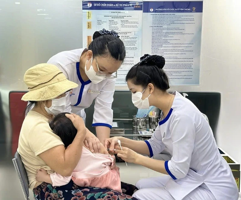 Tiêm vaccine là biện pháp hiệu quả nhất phòng cúm mùa. Ảnh: Phong Lan