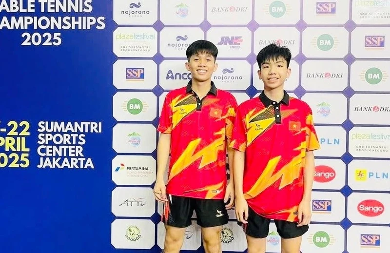 Nguyễn Văn Tuấn Anh (bên trái ảnh) và Nguyễn Đức Việt giành Huy chương vàng Giải vô địch bóng bàn trẻ Đông Nam Á 2025.