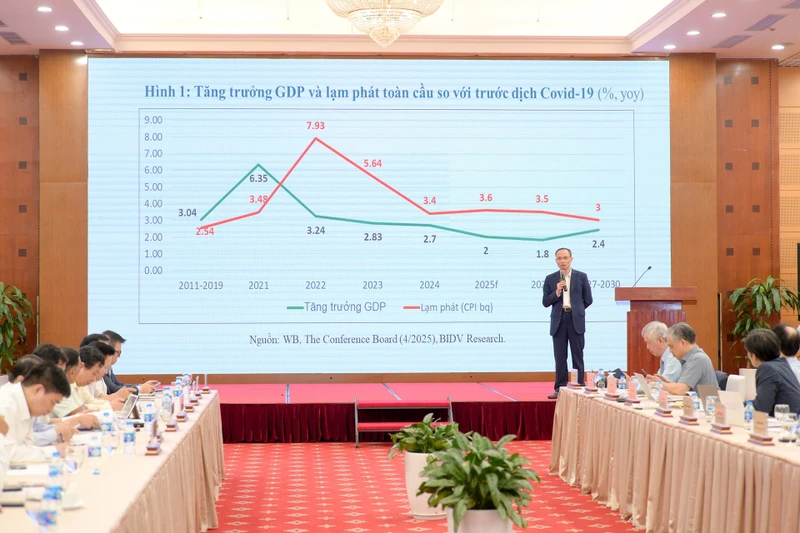 TS Cấn Văn Lực, thành viên Hội đồng Tư vấn Chính sách Tài chính-Tiền tệ quốc gia, trình bày tham luận tại Hội thảo. Ảnh THẾ ĐẠI