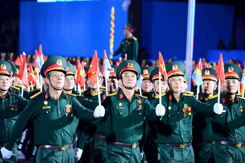 Đoàn cựu chiến binh trong buổi hợp luyện diễu binh, diễu hành lần thứ hai, chuẩn bị Lễ kỷ niệm 50 năm Ngày Giải phóng miền nam, thống nhất đất nước. Ảnh: QUANG PHONG