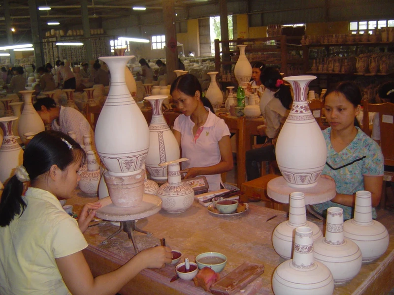 Nhờ ứng dụng công nghệ và chú trọng nâng cao tay nghề, sản phẩm làng gốm Bát Tràng ngày càng đẹp và tỷ lệ đạt chuẩn cao. Ảnh: Khoa Đăng