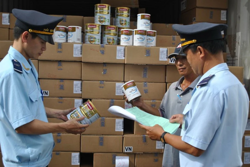  Lực lượng chức năng tiến hành kiểm tra về chất lượng sản phẩm, hàng hóa.