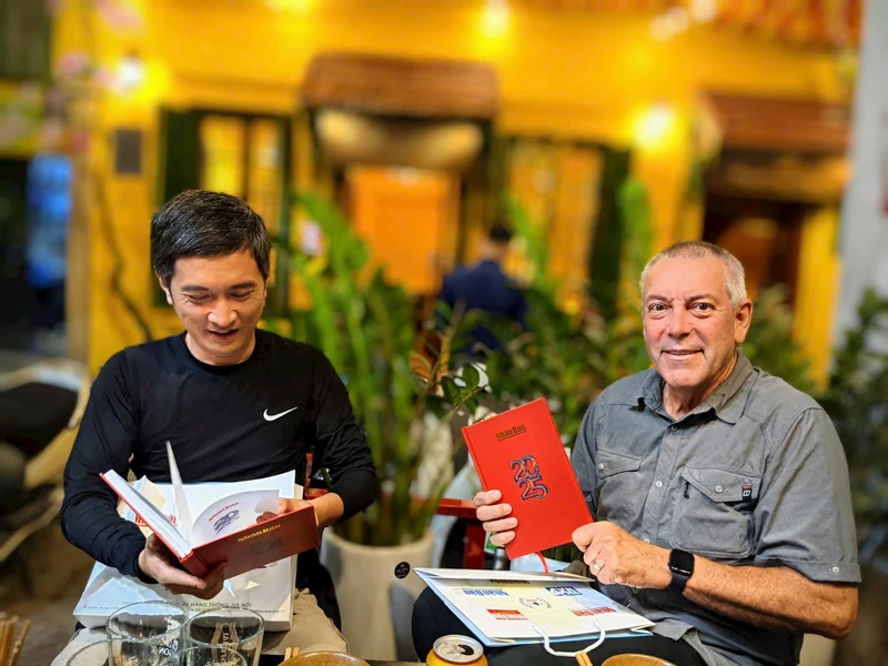 Cuộc trò chuyện thú vị trong một ngày tháng Tư lịch sử (trong ảnh: hai nhà nghiên cứu Võ Quốc Tuấn và Tony Atkinson).