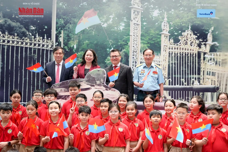 Đồng chí Võ Thị Ánh Xuân, đồng chí Lê Quốc Minh cùng đại biểu và các em học sinh tại triển lãm.
