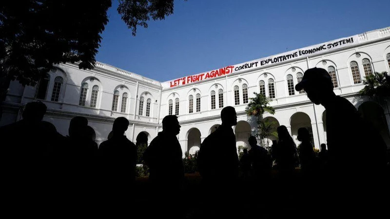 Người biểu tình tới tư dinh của Tổng thống Gotabaya Rajapaksa sau khi ông rời đi. (Ảnh: Reuters)