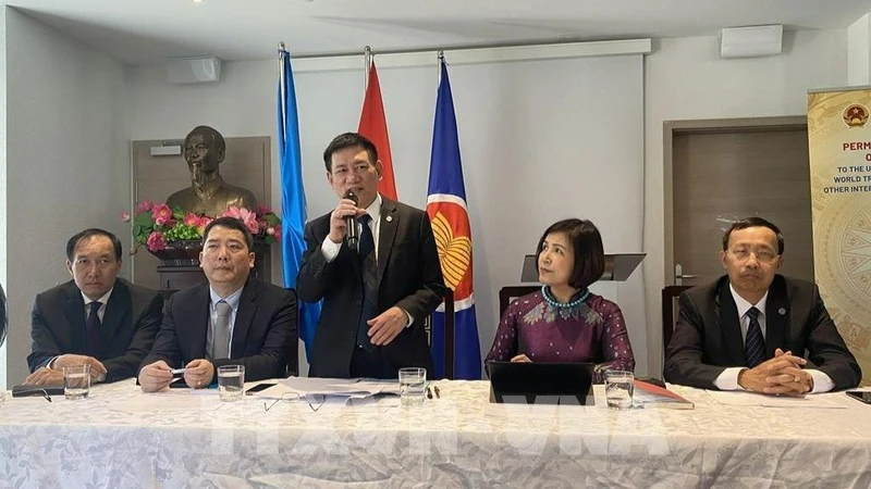 Bộ trưởng Bộ Tài chính Hồ Đức Phớc đối thoại với các nhà đầu tư Thụy Sĩ tại Geneva. (Ảnh: TTXVN)