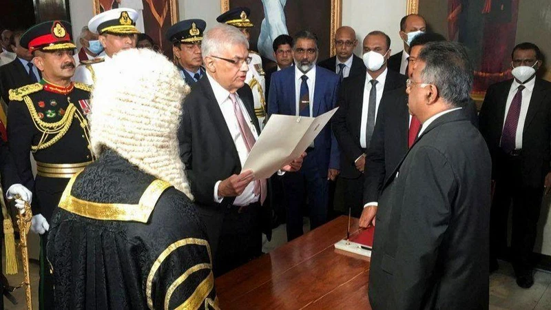 Ông Ranil Wickremesinghe tuyên thệ nhậm chức Tổng thống Sri Lanka tại Quốc hội Sri Lanka ở thủ đô Colombo, ngày 21/7/2022. (Ảnh: Reuters)