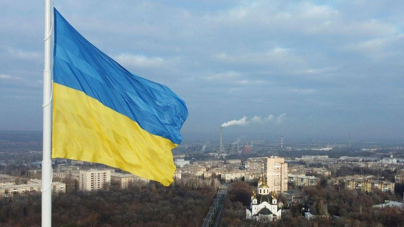 Quốc kỳ Ukraine tại TP Kramatorsk, ngày 25/12/2021. (Ảnh: Reuters)