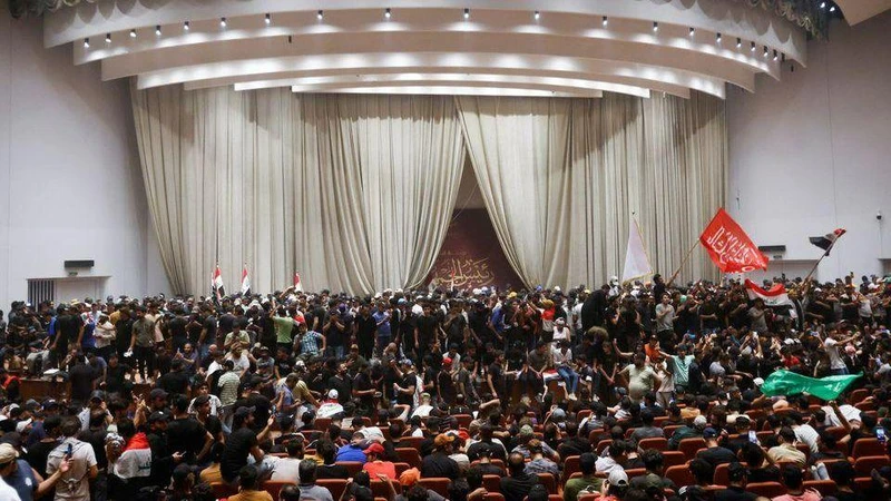 Hàng trăm người biểu tình xông vào tòa nhà Quốc hội Iraq, ngày 30/7. (Ảnh: Reuters)