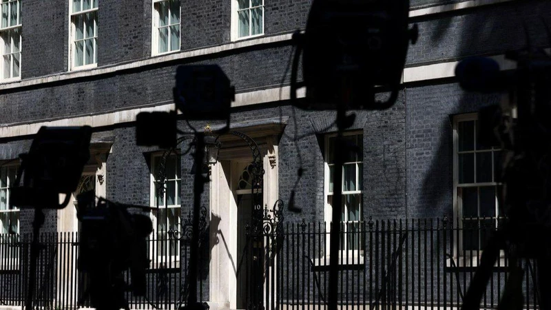Phía bên ngoài số 10 Phố Downing sau khi Thủ tướng Boris Johnson từ chức. (Ảnh: Reuters)