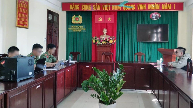 Cơ quan công an triệu tập M lên làm việc để làm rõ vụ việc.