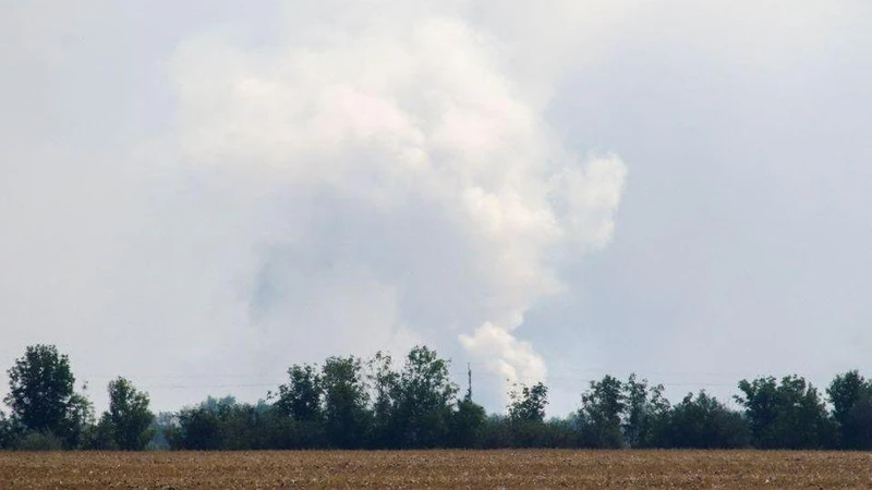 Khói bốc lên sau vụ nổ tại khu dân cư ở vùng Dzhankoy, ngày 16/8. (Ảnh: Reuters)