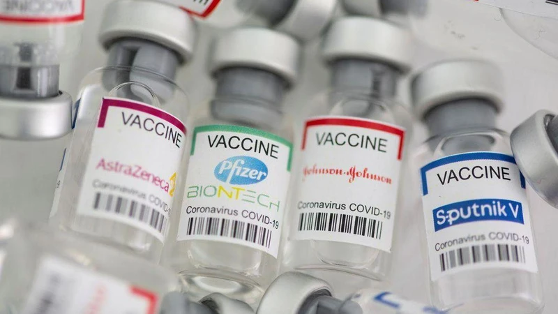 Ảnh minh họa các loại vaccine ngừa Covid-19. (Ảnh: Reuters)