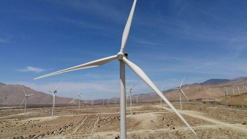 Tua bin gió Năng lượng sạch AES tại Palm Springs, bang California, Mỹ, ngày 21/7/2022. (Ảnh: Reuters)