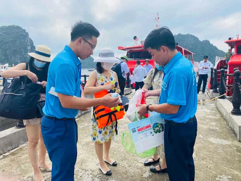 Du khách lên đảo Cô Tô được hướng dẫn sử dụng túi đựng thân thiện với môi trường thay cho túi nylon và túi nhựa.